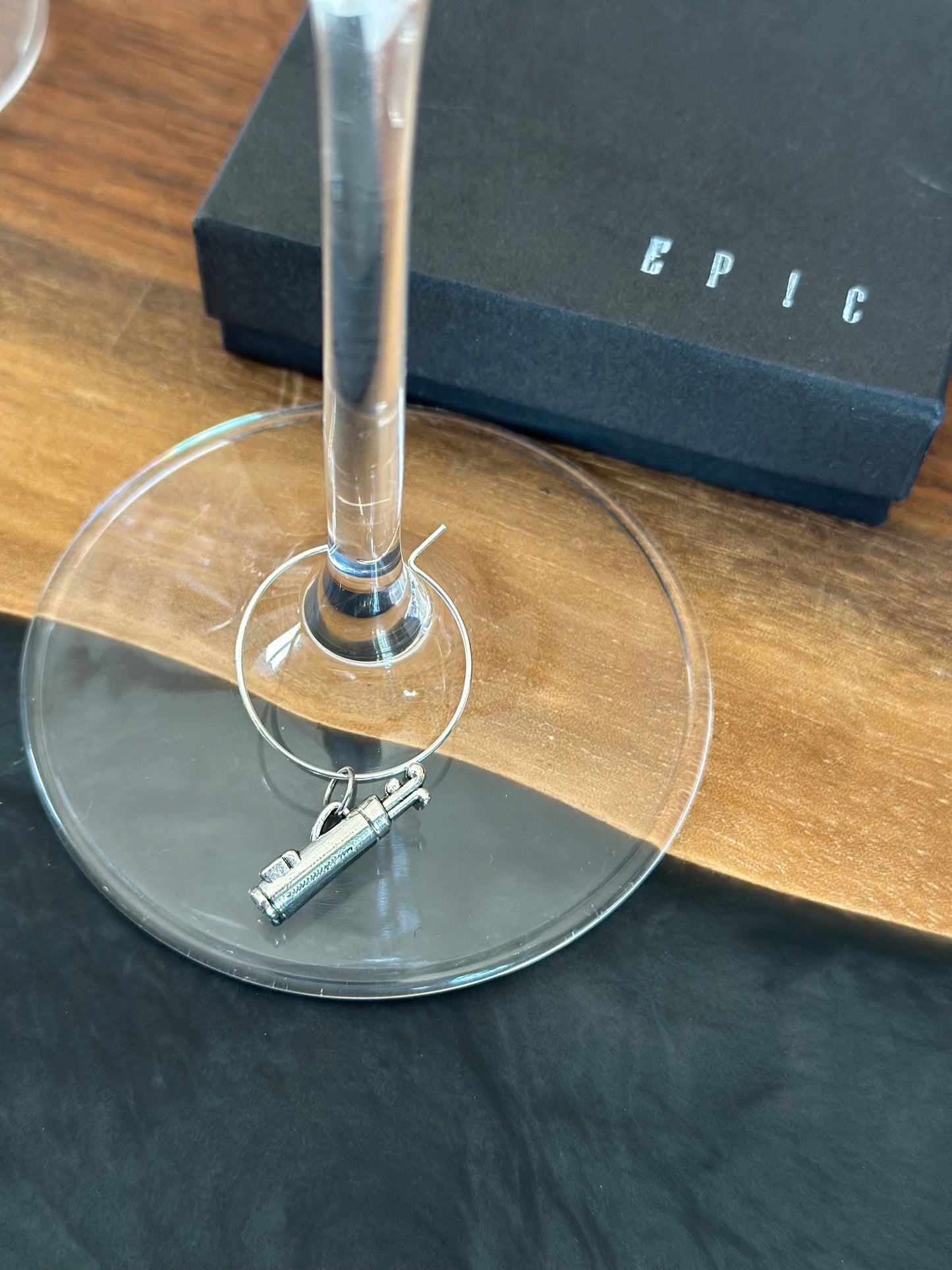 Golf clubs wine charm