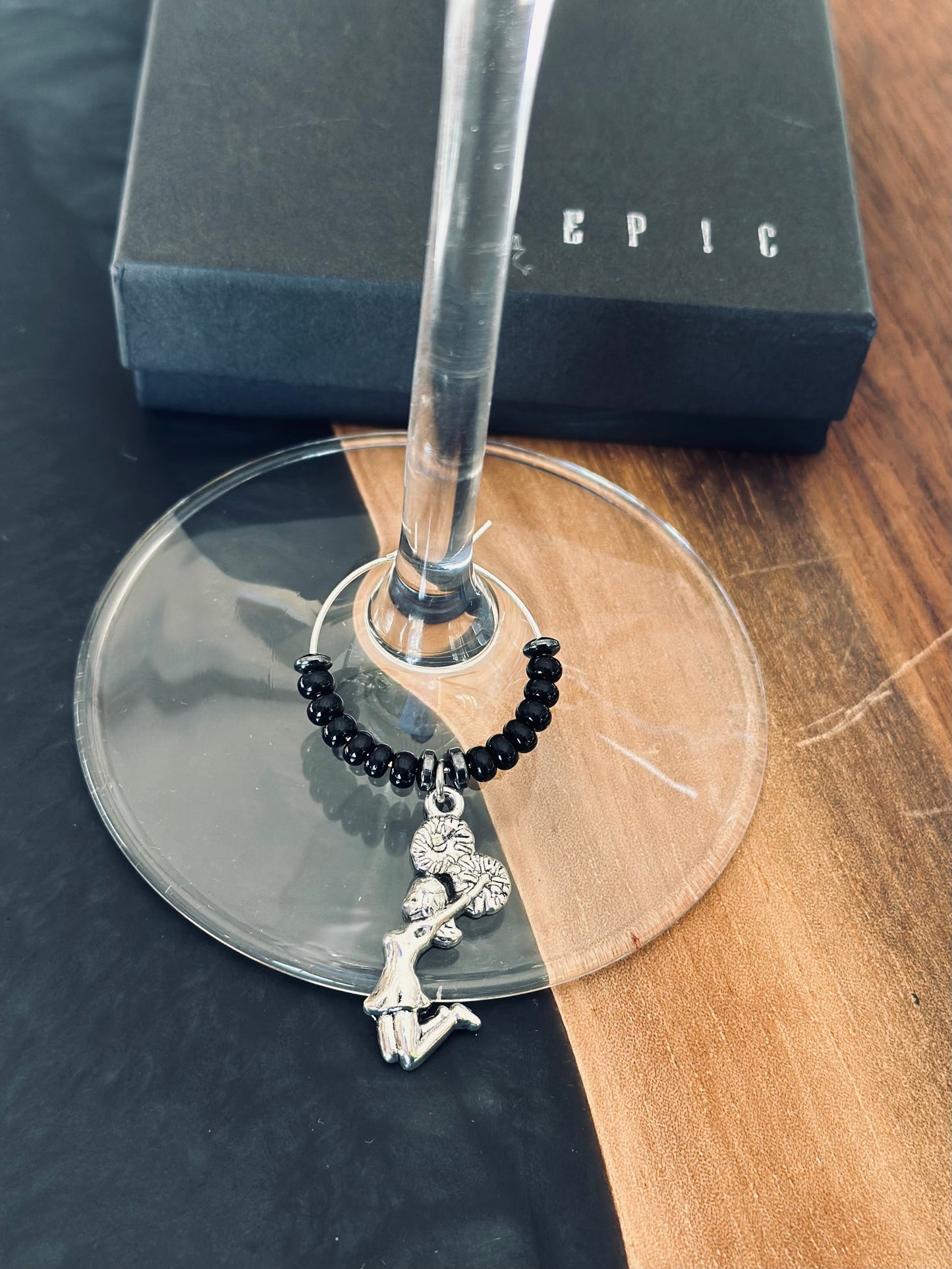 Cheerleader wine charm - Cheerleader jumping with pom poms