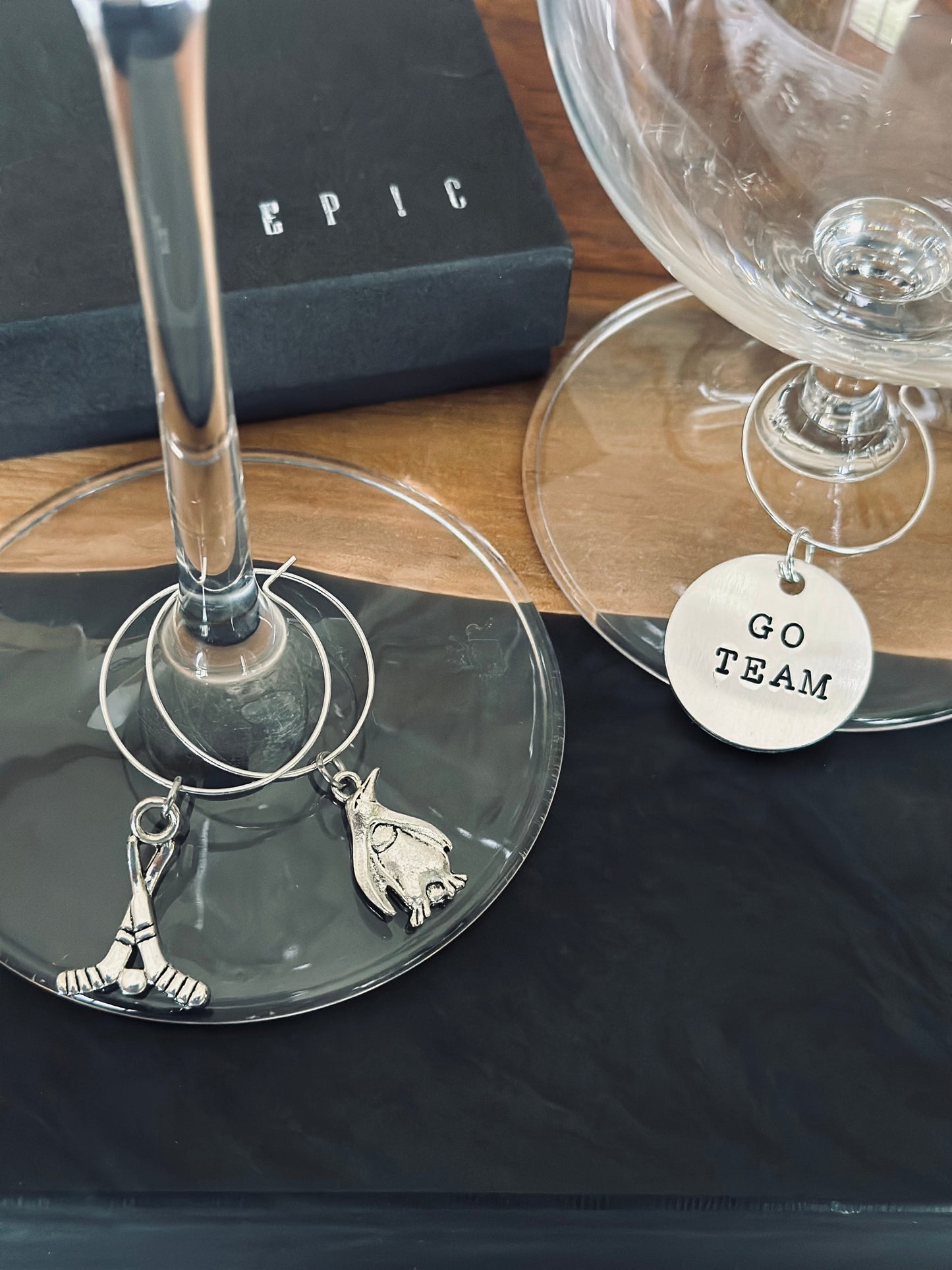 Hockey wine charm sets - Classic Style