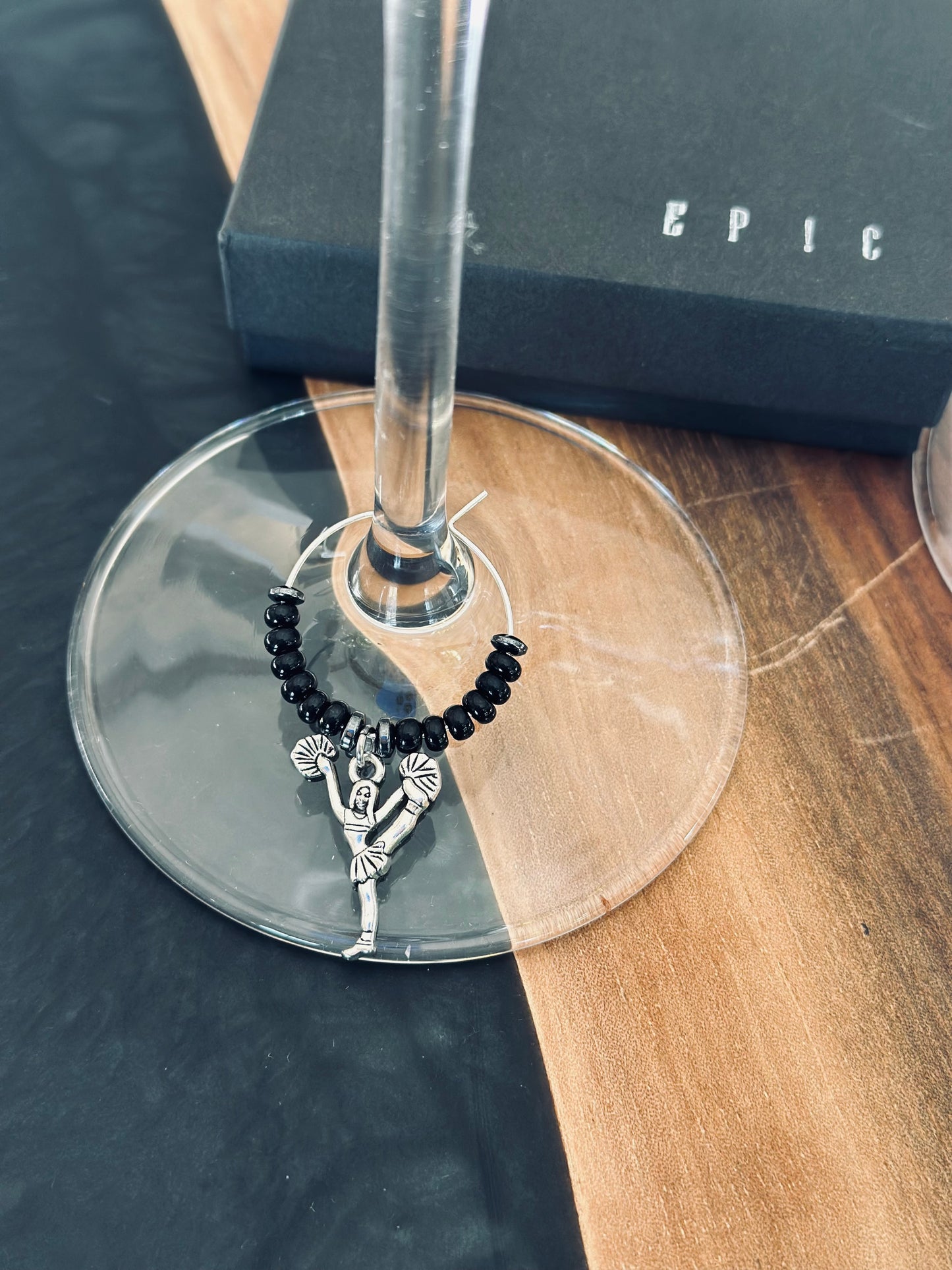 Cheerleader wine charm - Cheerleader standing with pom poms