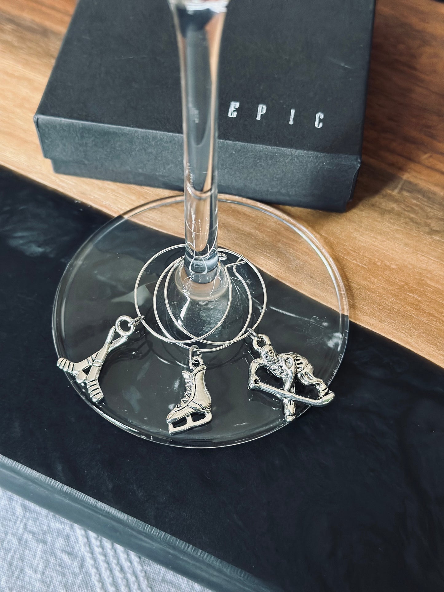 Hockey wine charm sets - Classic Style