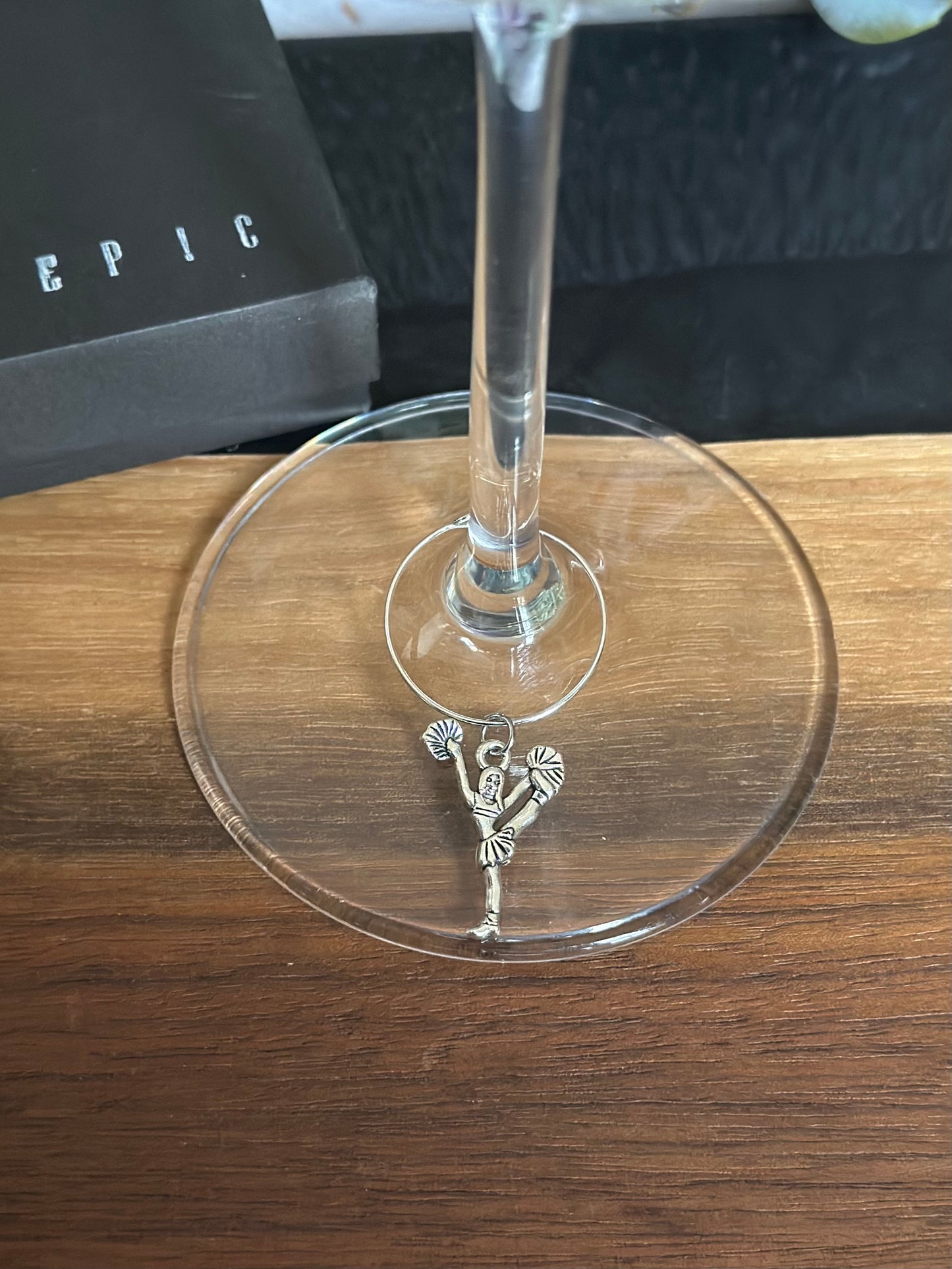Cheerleader wine charm - Cheerleader standing with pom poms