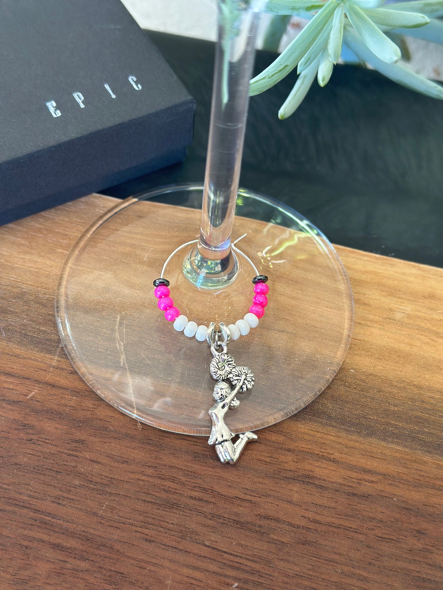 Cheerleader wine charm - Cheerleader jumping with pom poms