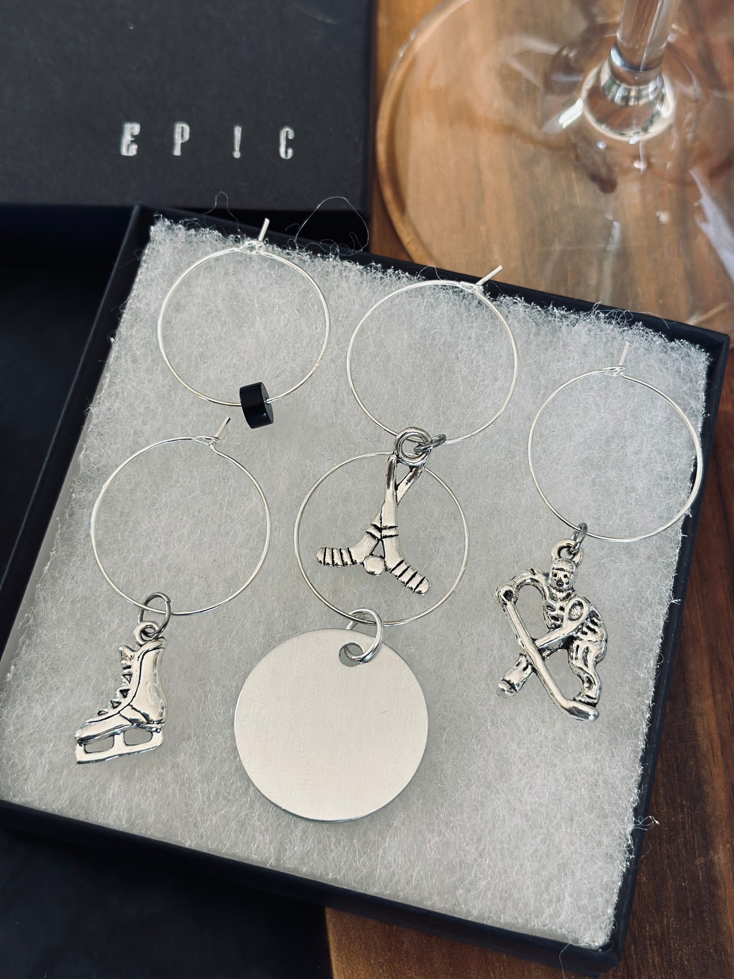 Hockey wine charm sets - Classic Style