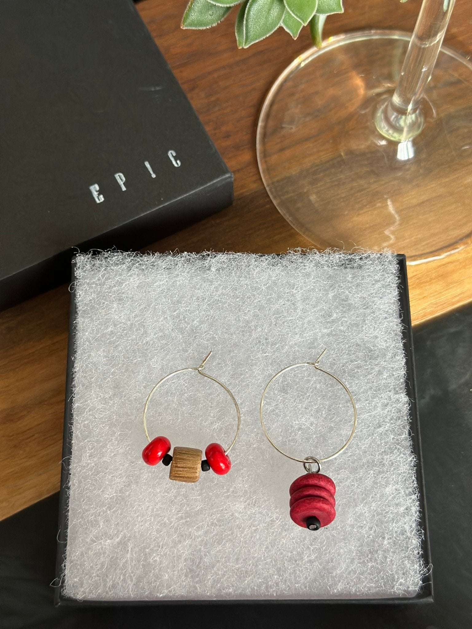 "Headphones" wine charm - Red turquoise stone and wood - EpicWineCharms