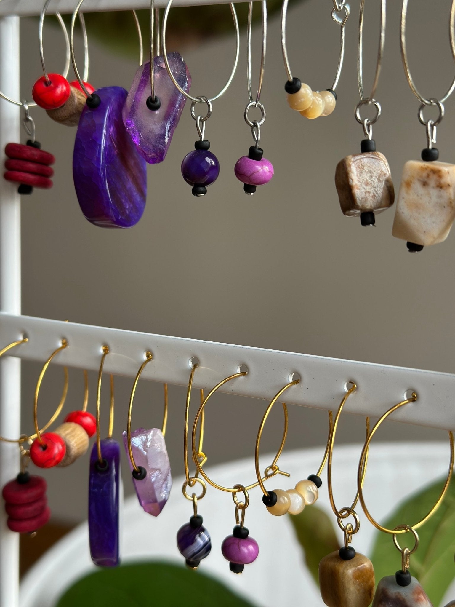 "Headphones" wine charm - Red turquoise stone and wood - EpicWineCharms
